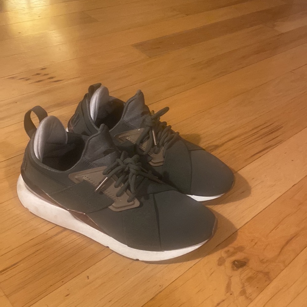women’s puma sneakers